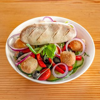 Sałatka z panierowaną feta