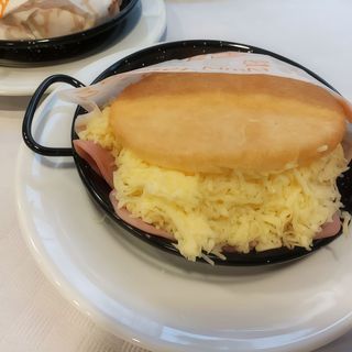Arepa de jamón y queso amarillo