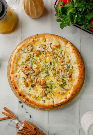 Пицца с курицей и грибами в сливочном соусе (640г)