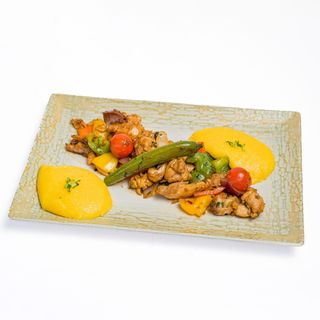 Tigaie picanta de pui cu mamaliga