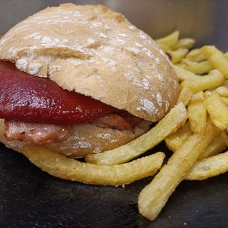 Montadito De Lomo Adobado Con Pimientos Del Piquillo