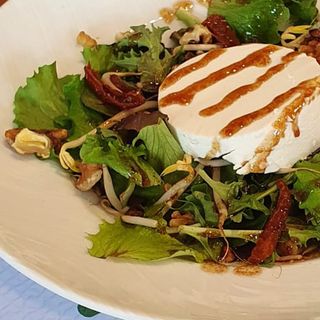 Ensalada De Queso De Cabra