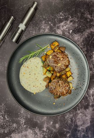 Медальйони з телятини зі смаженою картоплею (440г)