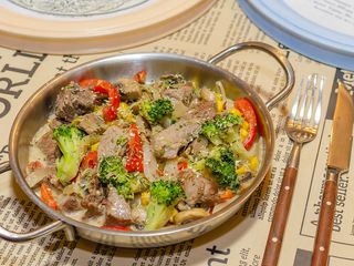 Пательня з телятиною в вершках (300г)