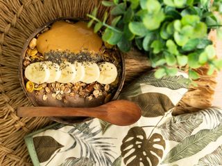 Avokado i jagode granola obrok