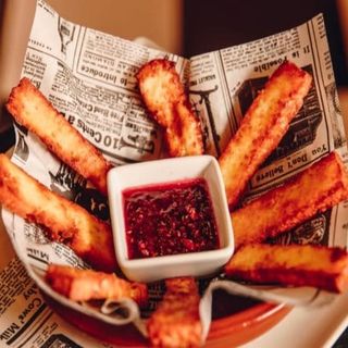 Tiras De Queso Halumi Con Mermelada De Frambuesa