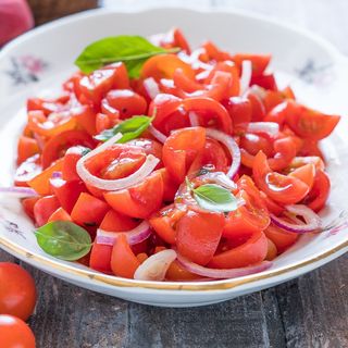 Pomodorini sale,olio e origano