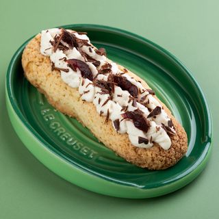 ეკლერი შოკოლადით და ალუბლით