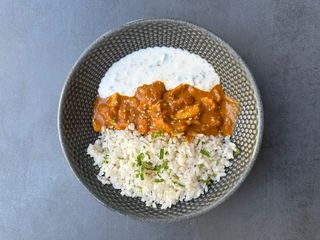 Butter Chicken Curry, riža, jogurt salata s mentom