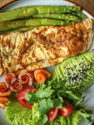 Зеленая спаржа с лососем и авокадо