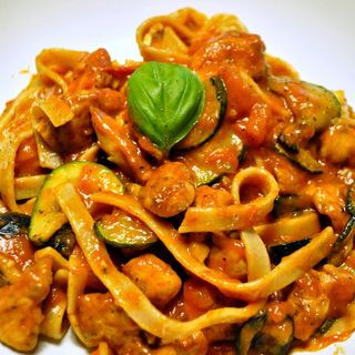 Tagiatelle z kurczakiem w Sosie Pomidorowo - Ziołowym