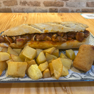 Menú bocadillo oreja con salsa brava casera + patatas + croquetas + bebida 