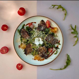 Салат с маринованной телятиной