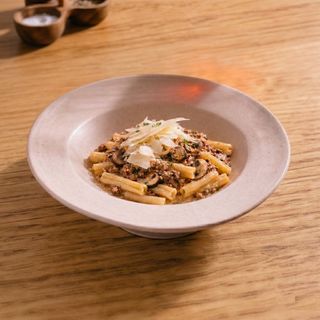 Pasta boloñesa con tomate y queso