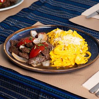 Tallarínes A La Huancaína Con Lomo Saltado