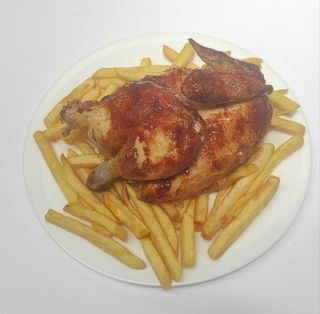 1/2 Pollo Asado Con Salsa Y Patatas