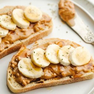 Tostada crema cacahuete + plátano 