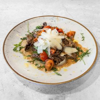 Straccetti di manzo, rucola, pachino e grana