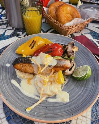 Лосось с ананасами и апельсиновым соусом 