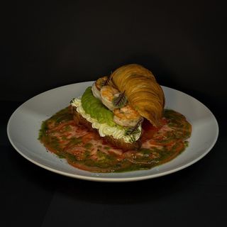 Круасан з креветкою та карпачо з томатів