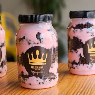 Bolo no pote chocolate com mousse de morango