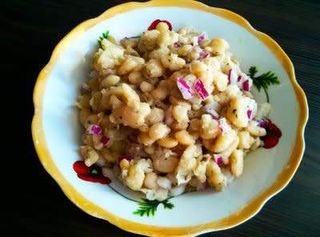 Салата фасул с лук