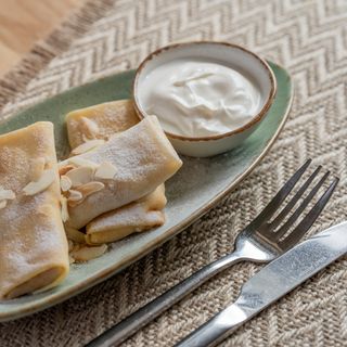 Млинці з яблуком та сметаною (150/30 г)