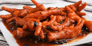 Zampe di pollo in salsa piccante