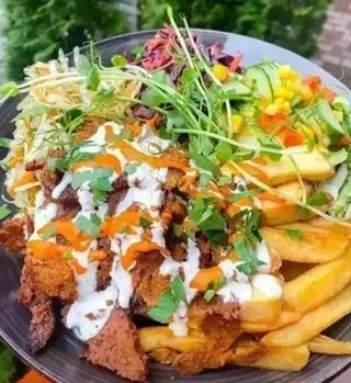 Kebab z frytkami i surówką