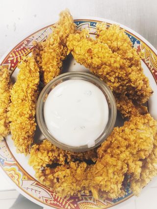 Пилешки хапки с корнфлейкс и млечен сос