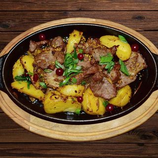 Томлена свинина в печі з цибулькою 280г