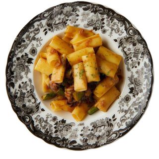 Rigattoni salteados con pulpitos encebollados y trigueros
