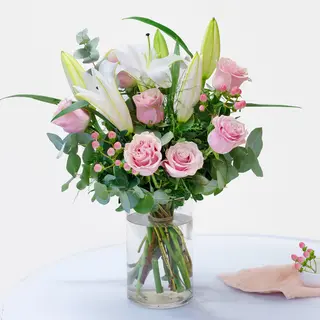 Complicidad - rosas en tonos rosa y liliums