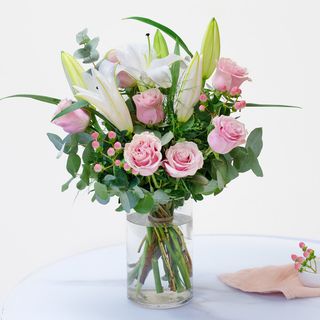 Complicidad - rosas en tonos rosa y liliums