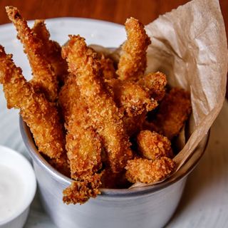 Ración De Tiras De Pollo Crujientes Caseras Con Salsa