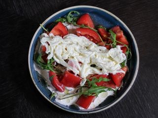 Салат из свежих овощей с сыром Страчетелой