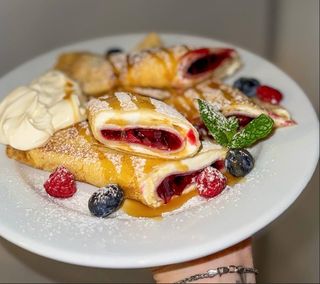 Naleśniki z serem i wiśnią