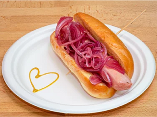 Hot dog servito con patate fritte