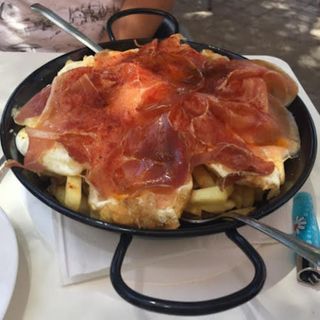 Ración de Huevos Rotos con Jamón Serrano