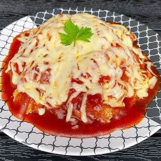 29 Prženi svinjski file u paradajz sosu sa sirom i prženim pirinčem