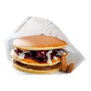 Trio pancakes cu nutella, dulceață de cirese negre și fulgi de migdale