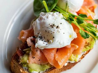 Ouă poșate cu somon