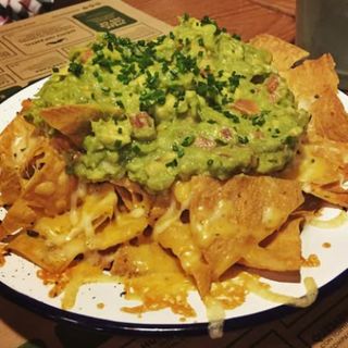 Nachos y guacamole