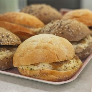 Mollete Pollo con mostaza y miel