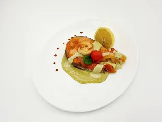 Somon cu sos pesto