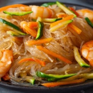 Spaghetti di soia con gamberi e verdure miste