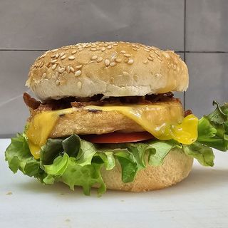 Hambúrguer de Frango Grelhado com batata frita