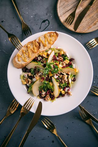 Sałatka z burakiem i serem pleśniowym