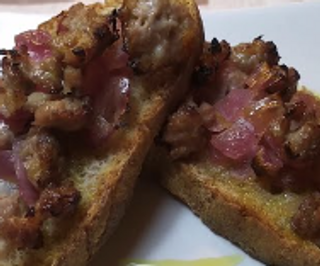 Bruschetta salsiccia e cipolla caramellata