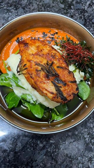 Pui marinat cu piure de cartofi